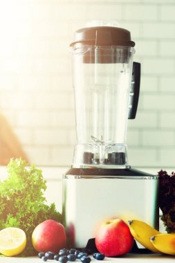 Kadın karışım marul yaprakları, ıspanak, aplles, çilek, muz. Ev yapımı sağlıklı yeşil güler yüzlü. Beyaz mutfak tasarımı