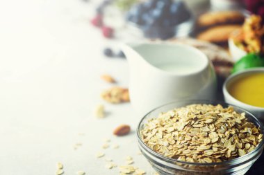 Sağlıklı kahvaltı - çilek, süt, yumurta, gri beton zemin üzerine yulaf ezmesi için organik malzemeler. Uzay kopyalayın. Sağlıklı kahvaltı konsepti.