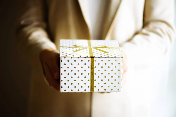 Mains féminines ouvrant boîte cadeau, espace de copie. Noël, hew année, concept d'anniversaire. Bannière — Photo