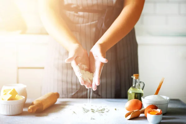 Manos femeninas amasando masa, horneando fondo. Cocinar los ingredientes - huevos, harina, azúcar, mantequilla, leche, rodillo en la cocina de estilo blanco. Copiar espacio — Foto de Stock