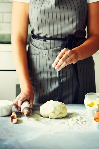 Manos femeninas amasando masa, horneando fondo. Cocinar los ingredientes - huevos, harina, azúcar, mantequilla, leche, rodillo en la cocina de estilo blanco. Copiar espacio — Foto de Stock