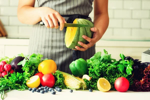 Kvinnan som peeling pumpking, grönsaker, lök, tomater, majs, paprika, spenat, sallat lämnar. Rengöra äta, detox koncept — Stockfoto