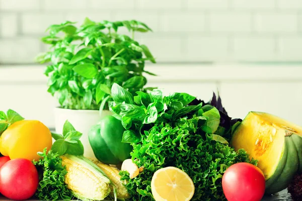 Woman peeling pumpking, vegetables, onion, tomatoes, corn, bell pepper, spinach, lettuce leaves. Clean eating, detox concept — Stock Photo, Image