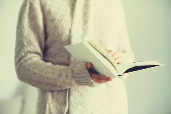 Młoda dziewczyna w białym sweter czytanie otwarte książki. Kopiować miejsca. koncepcja życia i szkoły — Zdjęcie stockowe