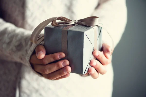 Manos femeninas abriendo caja de regalo, espacio para copiar. Navidad, año hew, concepto de cumpleaños — Foto de Stock