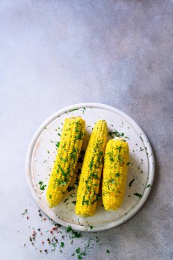 Baharat gri hafif beton zemin üzerine haşlanmış mısır. Kopya alanı