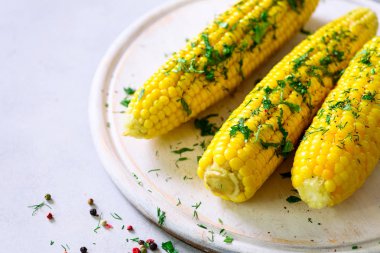 Baharat gri hafif beton zemin üzerine haşlanmış mısır. Kopya alanı