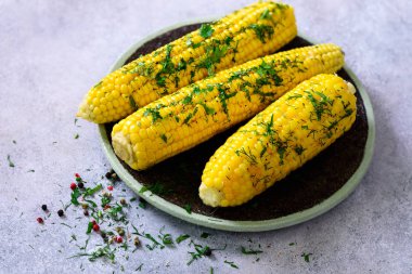 Baharat gri hafif beton zemin üzerine haşlanmış mısır. Kopya alanı