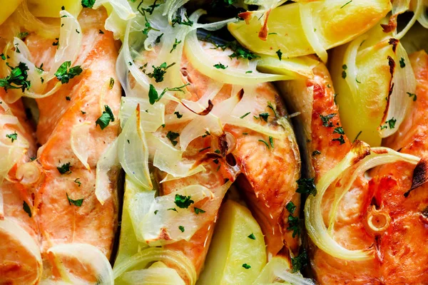 Bifes de salmão caseiros frescos com batatas fritas, cebolas e especiarias. Fundo alimentar — Fotografia de Stock