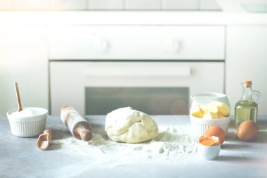 Fırın arka plan. Malzemeler hamur, yumurta, un, şeker, tereyağı, oklava üzerinde beyaz mutfak için yemek. Kopya alanı