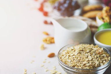 Sağlıklı kahvaltı - çilek, süt, yumurta, gri beton zemin üzerine yulaf ezmesi için organik malzemeler. Uzay kopyalayın. Sağlıklı kahvaltı kavramı. Güneşli sabah