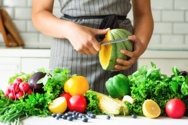 Kadın soyma pumpking, sebze, soğan, domates, Mısır, biber, ıspanak, marul yaprakları. Yemek temizlik, kavram Detoks