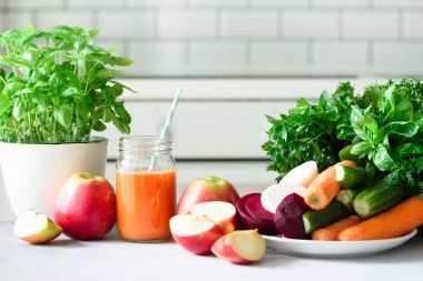 Taze meyve suyu ya da güler yüzlü, meyve ve sebze - elma, havuç, pancar, kereviz, salatalık, yeşillik, otlar. Yeme, vejetaryen, çiğ gıda kavramı, temiz Detoks