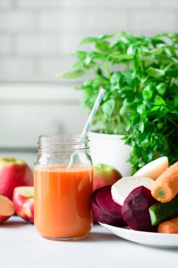 Taze meyve suyu ya da güler yüzlü, meyve ve sebze - elma, havuç, pancar, kereviz, salatalık, yeşillik, otlar. Yeme, vejetaryen, çiğ gıda kavramı, temiz Detoks