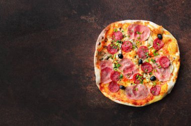 Ev yapımı pizza. Karanlık taş tablo kopya alanı ile Üstten Görünüm