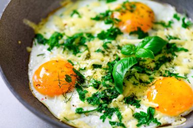 Üç kızarmış yumurta biber, otlar, pan, portre, makro beyaz peynir ile