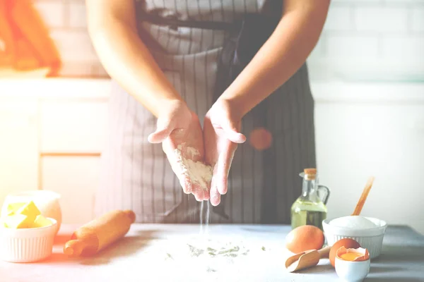 Женские руки смешивают тесто, выпечка фона. Кулинарные ингредиенты - яйца, мука, сахар, масло, молоко, скалка на кухне белого стиля. Копирование пространства — стоковое фото