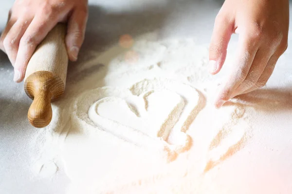 Hjärtat av mjöl. Bakning bakgrund med kavel, ägg, mjölk, smör på vita köksbord. Alla hjärtans dag matlagning, kärlek koncept. — Stockfoto