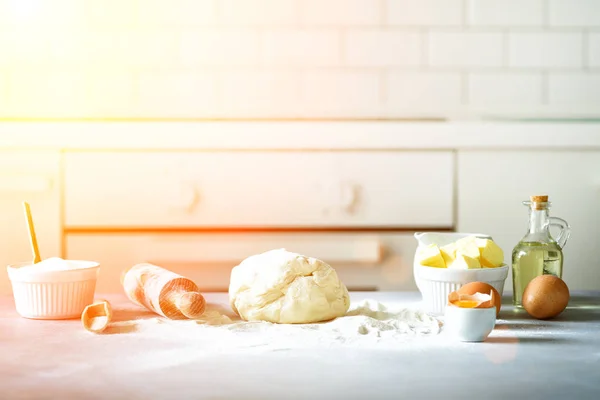 烘焙背景。烹饪配料的面团, 鸡蛋, 面粉, 糖, 黄油, 滚动针在白色的风格厨房。复制空间 — 图库照片