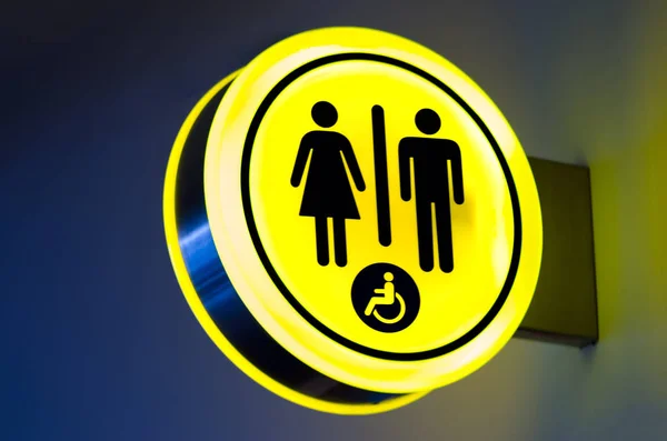 Toalety, wc ikona dla kobiet, mężczyzn. Female, mężczyzna szalet publiczny znaki z wyłączoną symbolu dostępu. Wnętrze terminalu lotniska. — Zdjęcie stockowe