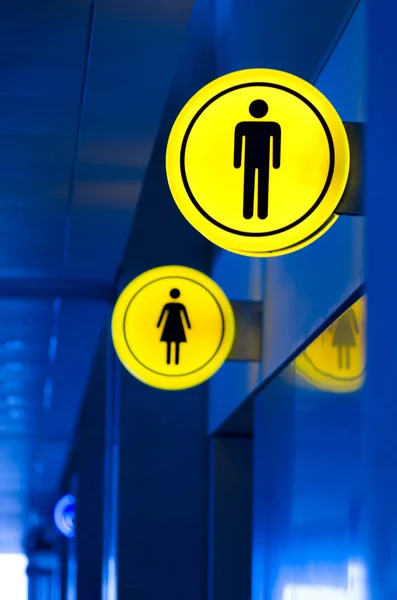 Mannelijke, vrouwelijke WC, toilet teken. Gelijkheid van man en vrouw concept. Kopiëren van ruimte. — Stockfoto