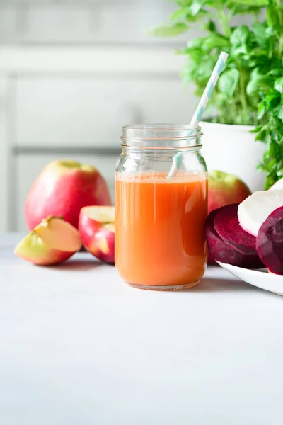 El jugo fresco o el batido, las frutas y hortalizas - las manzanas, la zanahoria, la remolacha, el apio, el pepino, las verduras, las hierbas. Vegetariano, concepto de alimentos crudos, comer limpio, desintoxicación — Foto de Stock