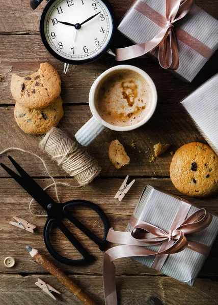 Geschenkboxen, schwarzer Wecker, Stift, Schere auf Holzgrund. Vorbereitung auf Geburtstag, Weihnachten, Neujahr. — Stockfoto