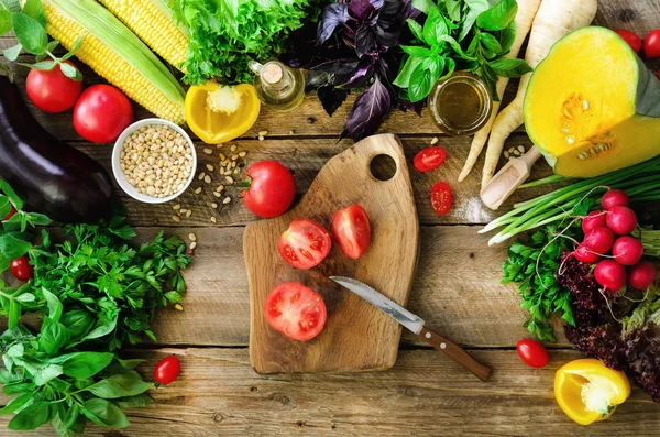 Kvinna händerna skära grönsaker på trä bakgrund. Grönsaker matlagning ingredienser, ovanifrån, kopia utrymme, platt låg — Stockfoto