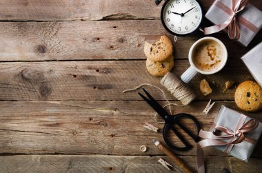 Hediye kutuları, siyah çalar saat, kalem, makas ahşap arka plan üzerinde. Doğum günü, Noel, yeni yıl için hazırlanıyor.