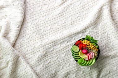 Avokado, quinoa, salatalık, turp, salata, limon, kiraz domates, nohut, chia tohum Tekstil arka planda, kopya alanı ile Buda kase