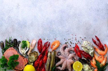 Deniz ürünleri arka plan - taze midye, yumuşakçalar, istiridye, ahtapot, jilet kabukları, karides, Yengeç, kerevit, kerevit, deniz yosunu, limon, baharatlar. Boşaltmak ile banner
