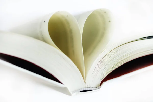 Forma do coração da página do livro sobre fundo branco. Espaço para cópia. Conceito de amor — Fotografia de Stock