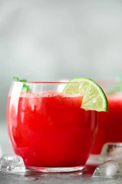 Vaso de jugo de sandía fresca con lima, menta, hielo sobre fondo claro, espacio para copiar — Foto de Stock