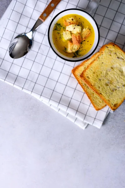 Filiżankę squash kremowy warzyw marchew dyni wegetariańskie zupa z crachers chleba na jasnym tle, kopia miejsce na tekst — Zdjęcie stockowe