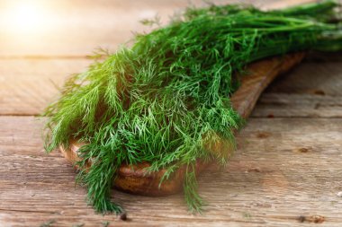 Demet taze organik dereotu boşaltmak, rustik ve vintage style, seçici odak ahşap zemin üzerine