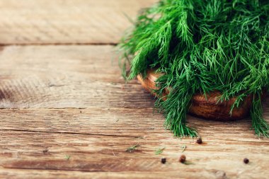 Demet taze organik dereotu boşaltmak, rustik ve vintage style, seçici odak ahşap zemin üzerine