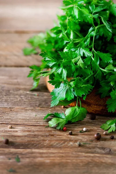 Mazzo di prezzemolo fresco biologico su fondo legno con copyspace, stile rustico e vintage, messa a fuoco selettiva, spazio libero per il testo — Foto Stock