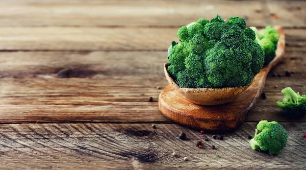 Broccoli freschi biologici sul tavolo di legno da vicino con spazio per copiare. Bandiera — Foto Stock