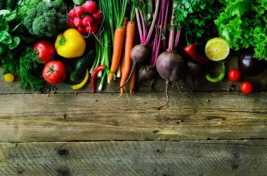 Ahşap arka plan üzerinde sebze. Biyo sağlıklı organik gıda, otlar ve baharatlar. Ham ve vejetaryen bir kavram. Malzemeler. Afiş