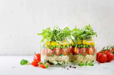 Sağlıklı salata quinoa ve sebze, domates, salatalık, ruccola kavanozu. Ham vejetaryen yemek diyet, Detoks, temiz yemek için. Ev yapımı kavramı