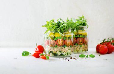 Sağlıklı salata quinoa ve sebze, domates, salatalık, ruccola kavanozu. Ham vejetaryen yemek diyet, Detoks, temiz yemek için. Ev yapımı kavramı