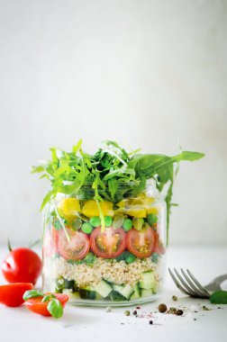 Sağlıklı salata quinoa ve sebze, domates, salatalık, ruccola kavanozu. Ham vejetaryen yemek diyet, Detoks, temiz yemek için. Ev yapımı kavramı