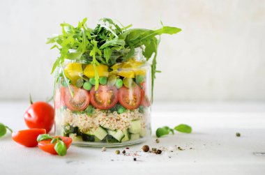 Sağlıklı salata quinoa ve sebze, domates, salatalık, ruccola kavanozu. Ham vejetaryen yemek diyet, Detoks, temiz yemek için. Ev yapımı kavramı