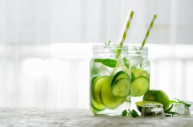 Ev yapımı limon limonata salatalık, biberiye ve buz, beyaz arka plan ile. Soğuk içecek sıcak yaz günü için. Boşaltmak