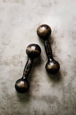 Eski dumbbells beton zemin üzerine. Spor kavram. Metniniz için boş alan.