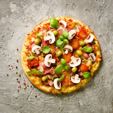 Mantar, jambon, domates, peynir, zeytin, fesleğen gri beton zemin üzerine taze İtalyan pizza. Uzay kopyalayın. Sevgi ile ev yapımı. Hızlı teslimat. Tarifi ve yemek listesi. Afiş