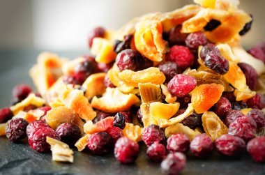 Kuruyemiş taş karışımı. Kızılcık, ravent, elma, mango, kiraz, şeftali, kayısı. El yapımı tatlılar şekersiz. Sağlıklı beslenme, yüksek doz vitamin C
