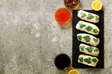 Taze Vietnamca, Asya, Çin gıda çerçeve gri beton zemin üzerine. Pirinç kağıdı, marul, salata, erişte, makarna, karides, balık sosu, tatlı biber, soya, limon Çin böreği. Üstten Görünüm.