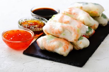 Vietnamca bahar rulo - pirinç kağıdı, marul, salata, erişte, makarna, karides, balık sosu, tatlı biber, soya, limon, veletables. Uzay kopyalayın. Asya ve Tay gıda. Geleneksel Ulusal mutfağı.