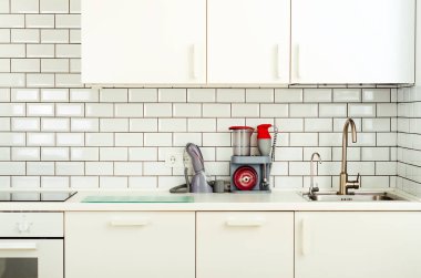 Beyaz iç tasarım, modern ve minimalist tarzı mutfak ev aletleri ile. Açık alan ışığında tam oturma odasında. Boşaltmak
